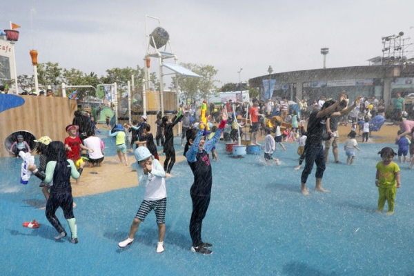 ▲ 뱃놀이 축제 물놀이장에 물대포가 뿌려지고 있는 모습. 9일까지 전곡항 일원에서 열리는 제11회 화성뱃놀이 축제에 대한 자세한 내용은 공식홈페이지에서 확인할 수 있다.     © 굿 뉴스통신<br>