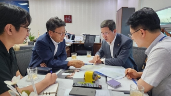 ▲ 지난 9월 김학용 의원,이용욱 국토부 도로국장과 안성.화성 민자고속도로 관련 협의