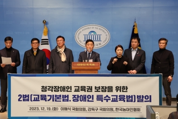 ▲ 기자회견 사진모습.