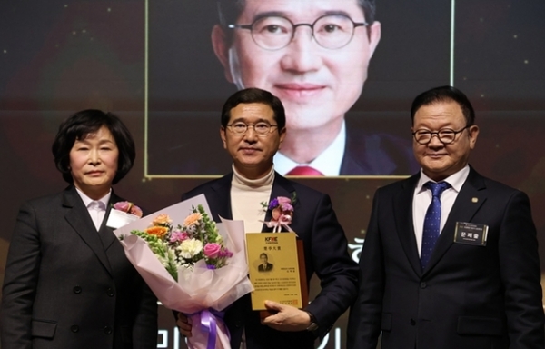 ▲ 김학용 의원, 소상공인연합회 선정 ‘2023 초정대상 수상