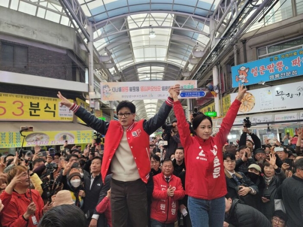 ▲ 오산시를 방문한 한동훈 국민의힘 비상대책위원장이 오색시장에서 오산시 같은당 김효은 후보와 시민들에게 유세를 하고 있다.(사진=국힘 김효은 후보 캠프 제공)