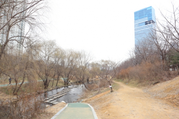 버스정류장 '원천교 사거리 역'에서 하차하면 탐조 명소를 빠르게 만날 수 있다.