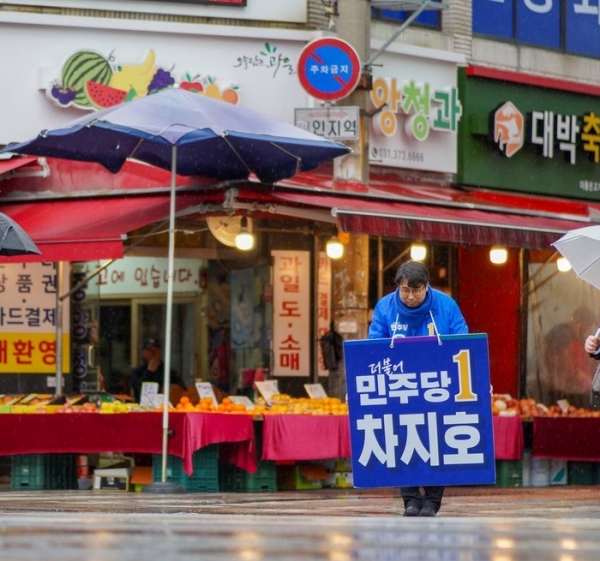 오산시 민주당 차지호 후보가 거리인사를 하고 있다.