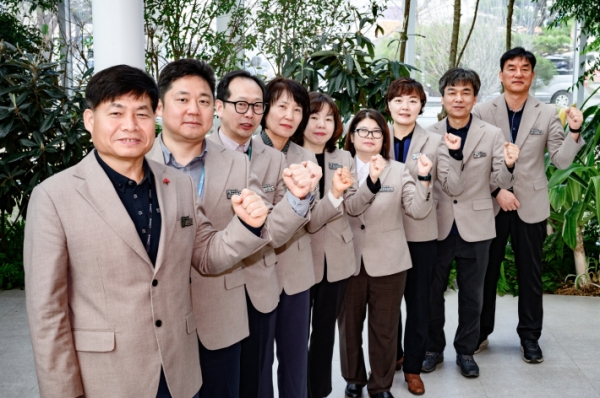 새빛민원실 베테랑 팀장들이 실내 정원에서 함께하고 있다.