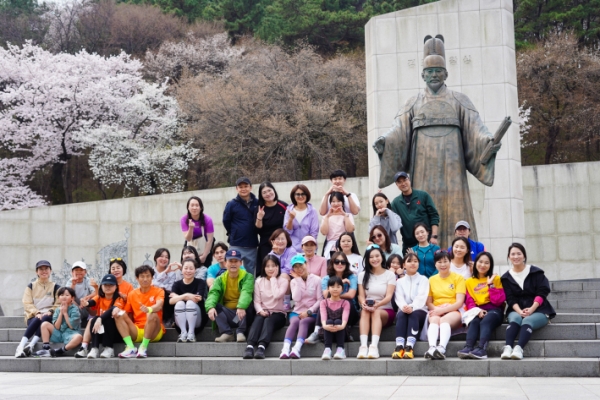 정조 대왕 동상 앞에서 단체 사진을 남겼다.