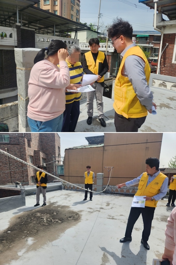 수원시 도시재생과 공무원 및 새빛하우스 자문위원들이 노후 주택 곳곳을 살펴보고 있다.