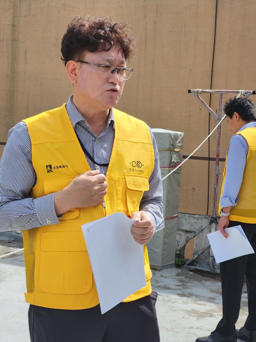 '새빛하우스' 지원 제도를 설명하는 장진욱 수원시 도시재생과 팀장.