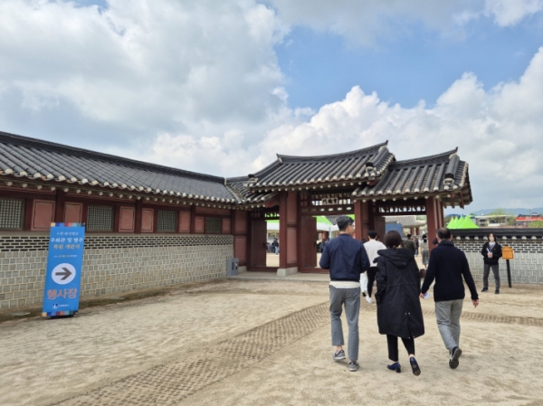 지난 몇 년간 굳게 닫혔 있던 우화관으로 향하는 문이 열리다!