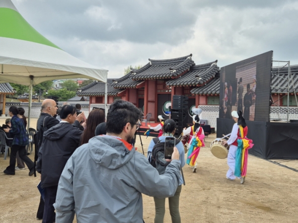 우리나라 길놀이에 관심을 보이는 세계기자대회 각국의 기자들.
