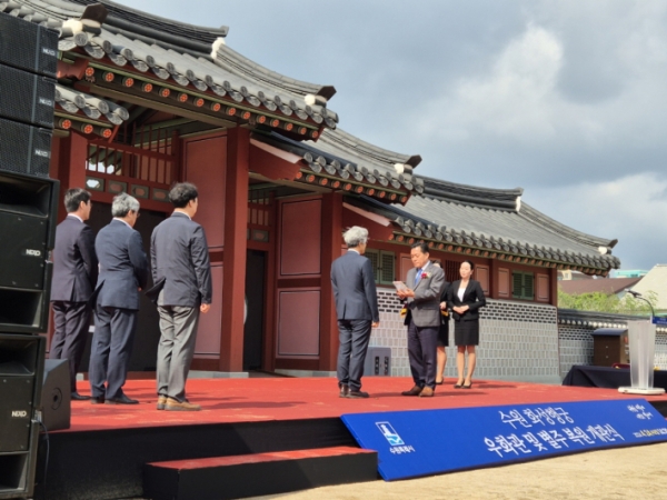 화성행궁 복원사업에 도움을 주신 공로자들에게 감사패를 전달했다.