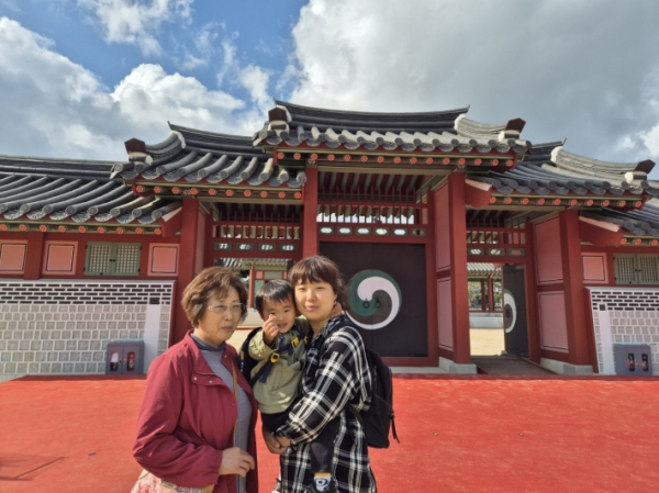 삼대가 함께 온 금영례, 김수진, 랑대율 가족의 모습.