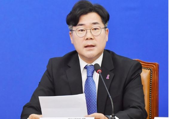 박찬대 더불어민주당 원내대표가 22일 서울 국회 본청에서 열린 최고위원회 회의에서 발언을 하고 있다.