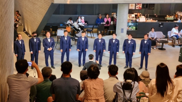 수원시립합창단 남성 중창단의 근사한 모습.
