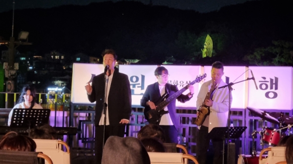 수원야행- 공감 달빛옥상 콘서트의 모습.