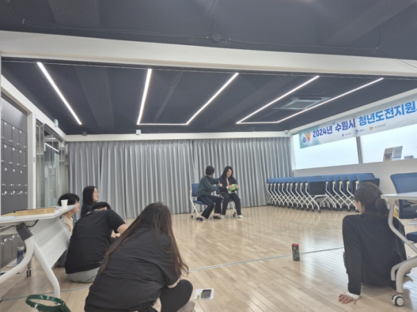 즉흥 연기로 다른 사람이 되어 보는 일은 연극이 가진 매력이다.