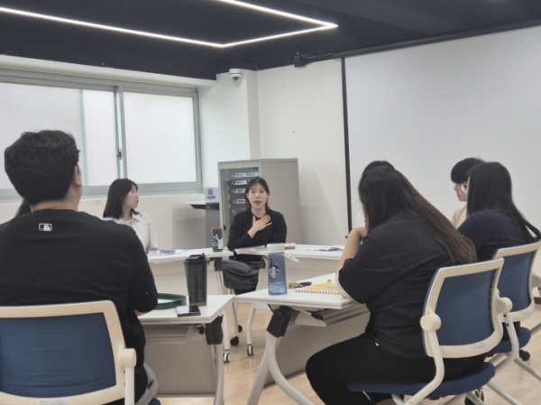 직장인 극단의 배우로도 활동하고 있는 조민정 강사(사진 가운데)