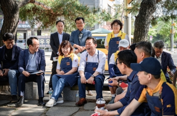 ▲ 지난 5월 초 이재준 수원시장과 ㈔한국여성지도자연합 수원시지회 회원 등 관계자들이 권선구 호매실동에 손바닥정원을 조성한 뒤 이야기를 나누고 있다.