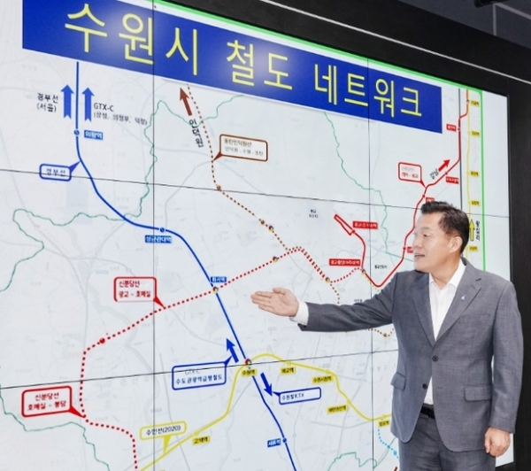 ▲ 이재준 수원시장이 수원시의 격자형 광역철도망을 설명하고 있다.
