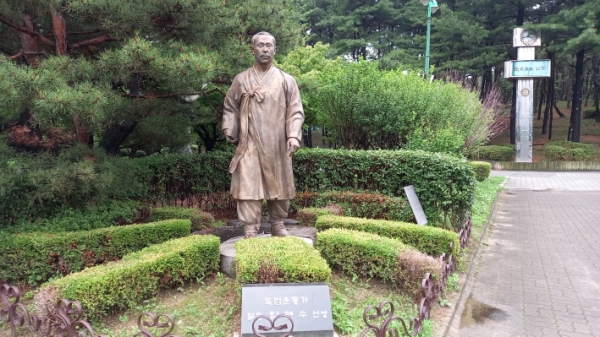 수원시청 앞 올림 공원 내 임면수 동상. 선생은 일제강점기 비극 속에서 교육에 헌신하고, 독립운동을 했다.