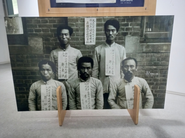 1921년 체포 당시 사진. 아래 맨 오른쪽이 임면수 선생. 체포돼 평양 감옥에 투옥됐다. 감옥에서 모진 고문을 당하다가 1922년 말 출옥해 수원으로 돌아 왔다.