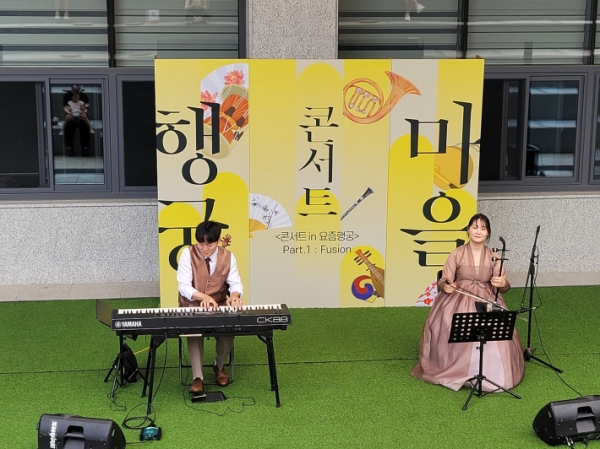 정조테마공연장 야외 썬큰무대에서 열린 '행궁마을 콘서트'