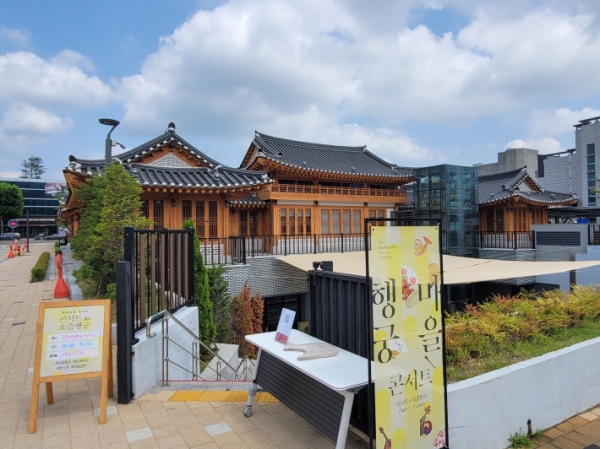 고즈넉한 한옥(정조테마공연장)에서 울려 퍼진 행궁마을 콘서트