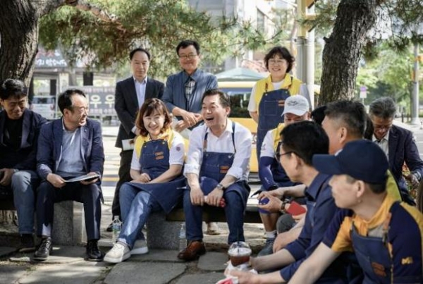 ▲ 이재준 수원시장이 수원시민들과 함께 정원을 가꾼 뒤 이야기를 나누고 있다.