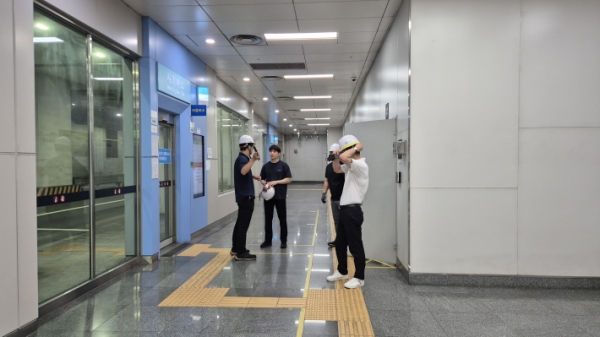 현장 점검에 앞서 안전모를 착용하고, 점검 내역에 대한 사전 회의를 진행하는 수원도시공사 담당자들,