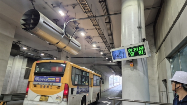 버스가 출발하면 자동으로 안전문이 닫히는 모습이다. 전광판에 안내 문구가 나온다.