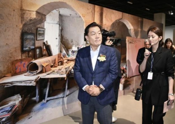 ▲ 이재준 수원시장이 수원시립미술관에서 올리비에 드브레 개인전을 관람하고 있다.