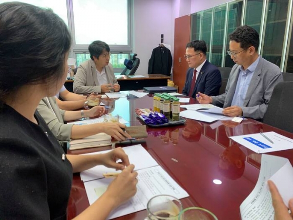 ▲ 더불어민주당 차지호 국회의원(경기 오산시)은 24일 성길용, 송진영, 전예슬 더불어민주당 오산시 시의원들과 함께 백원국 국토교통부 제2차관을 만나 오산시 교통정책 전반에 대해 추진 상황을 점검하고 조기 추진할 것을 강력히 요청하고 있다.