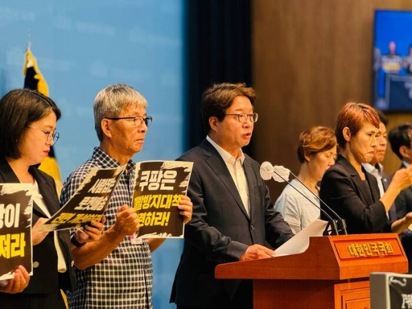 ▲ 고 정슬기·고 장덕준씨 유족 공동 기자회견에서 더불어민주당 염태영 의원(수원무)이 발언하고 있다.