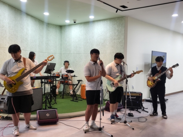 수원공고 밴드부 '아도니스'의 축하 공연 사진,