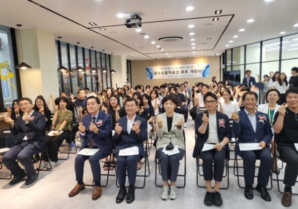 이재준 수원특례시장을 비롯한 내빈들과 참석자들이 손가락 하트를 그리며 서로를 격려하고 있다.