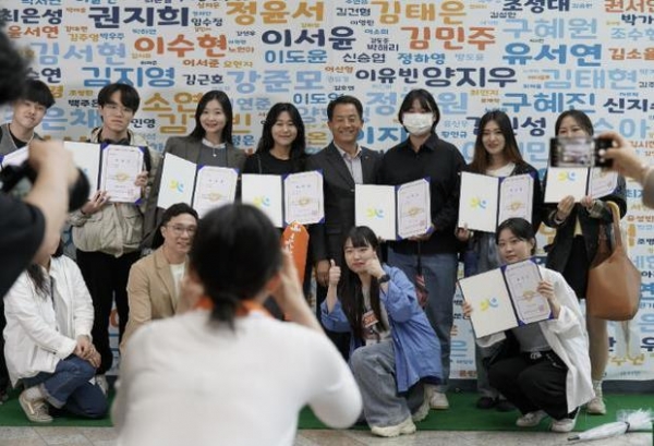 ▲ 지난 4월 수원시청소년청년재단 청년네트워크 단원으로 위촉된 청년들이 기념촬영을 하고 있다.