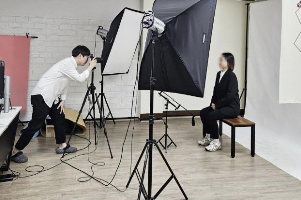 ▲ 수원시청소년청년재단의 청년도전 지원사업 프로그램 중 취업역량 강화를 위한 면접사진 촬영이 진행되고 있다.
