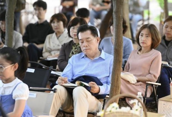 ▲ 이재준 수원시장이 한 행사장에서 시민들과 함께 독서를 하고 있다.