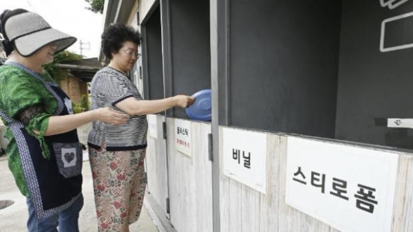▲ 수원시 권선구 세류2동 자원순환역에 배치된 관리자가 주민에게 분리배출을 지도하고 있다.