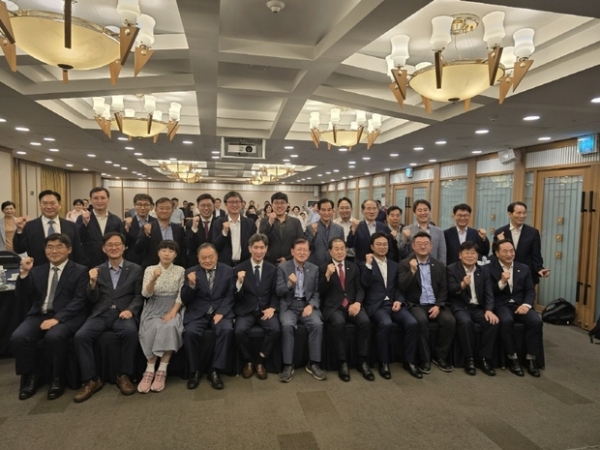 ▲ 서울 ESG 경영포럼 토론회 참석자 단체 사진모습,