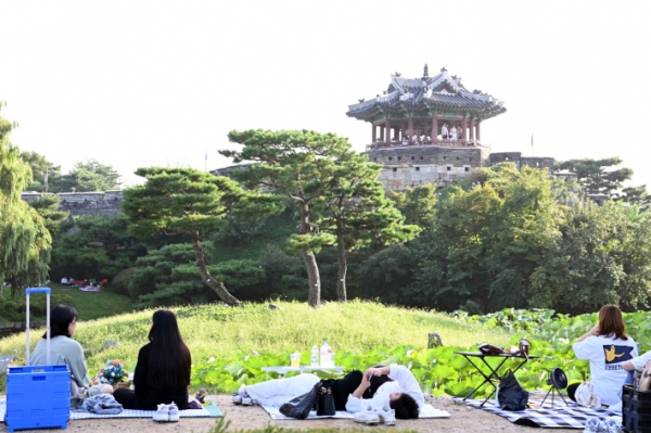 ▲ 시민들이 수원화성 방화수류정이 보이는 용연에서 가을 피크닉을 즐기고 있다.