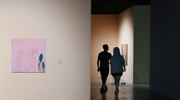 ▲ 시민들이 수원시립미술관에서 진행되고 있는 국제전 '올리비에 드브레:마인드스케이프' 전시를 관람하고 있다.