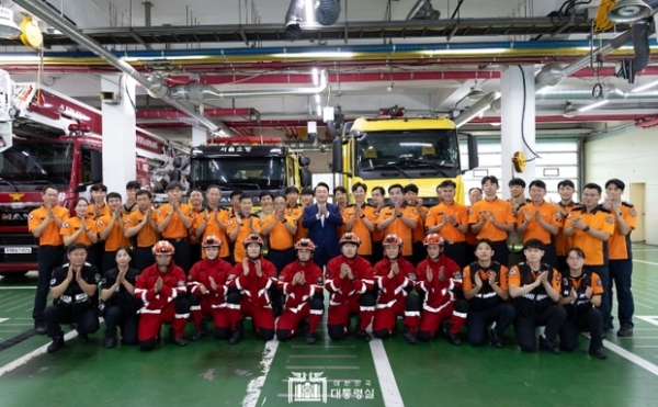 ▲ 9월 15일 윤석열 대통령은 서울 강서소방서를 방문해 119종합상황실에서 추석 연휴 화재, 구조, 구급 상황에 대해 보고 받고 특별 경계근무 중인 소방관들을 격려했다.