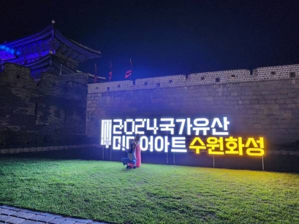 ▲ 예쁜 한복을 입고 포즈를 취하고 있는 어린이
