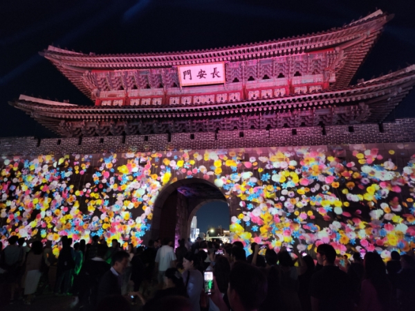 ▲ 펼쳐지는 미디어아트 '만개의 시간'