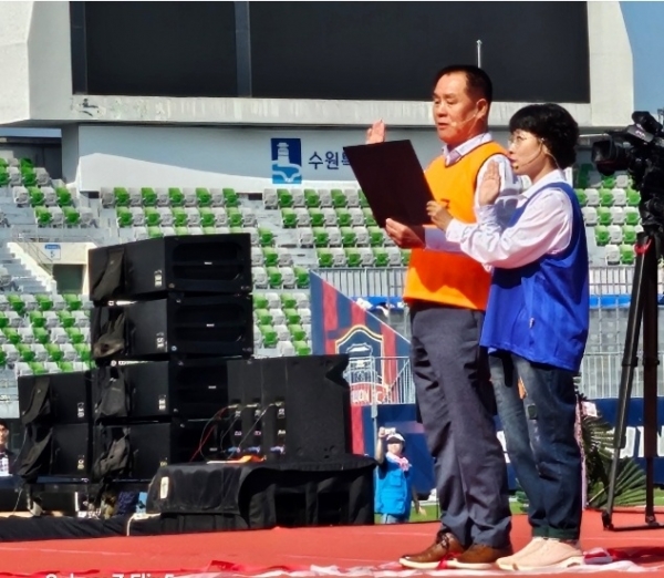 ▲ 선수 선서를 하고 있는 정경모, 도은주 선수단 대표