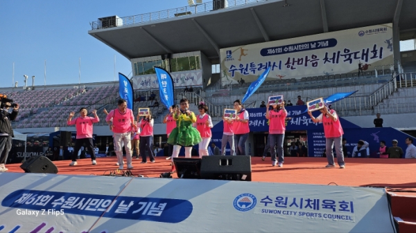 ▲ 시민 노래자랑, 매탄4동의 김명선 씨가 흥겹게 노래 부르고 있다.