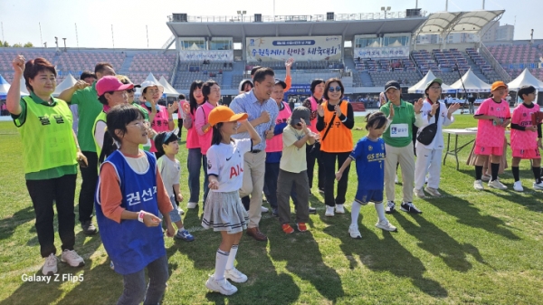 ▲ 시민과 함께 이재준 수원특례시장이 신발 멀리 벗어 던지기 게임을 하고 있다.