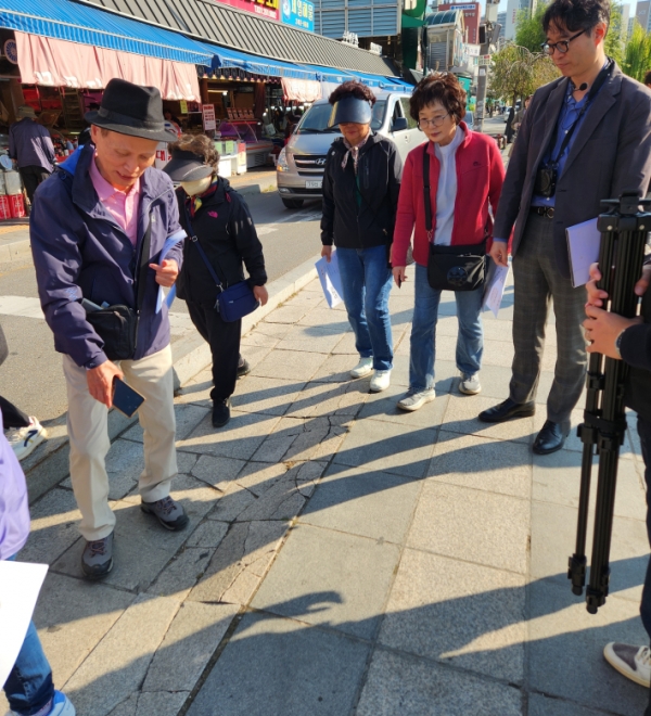 ▲'새빛 시설물 자율점검단'이 지동교 상부 블럭을 점검하고 있다. 시민기자도 새빛 자율점검단 활동을 체험했다. 깨진 보도블록을 살펴보는 점검단원들. (사진=수원시 제공)