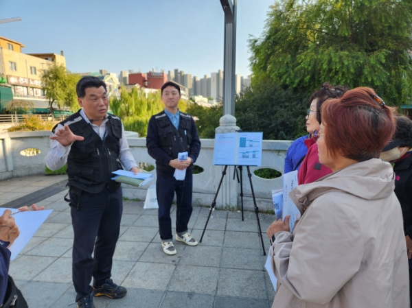 ▲ 수원시 안전정책과 팀장이 점검단원에게 점검 방법을 설명하고 있다.