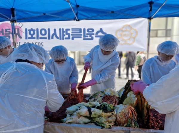 ▲ 일하면서 무거운 것을 들어올려야 하고, 뒤처리해야 할 일이 많다. 그런데도 모두가 힘들다는 내색이 없이 즐겁게 일한다.